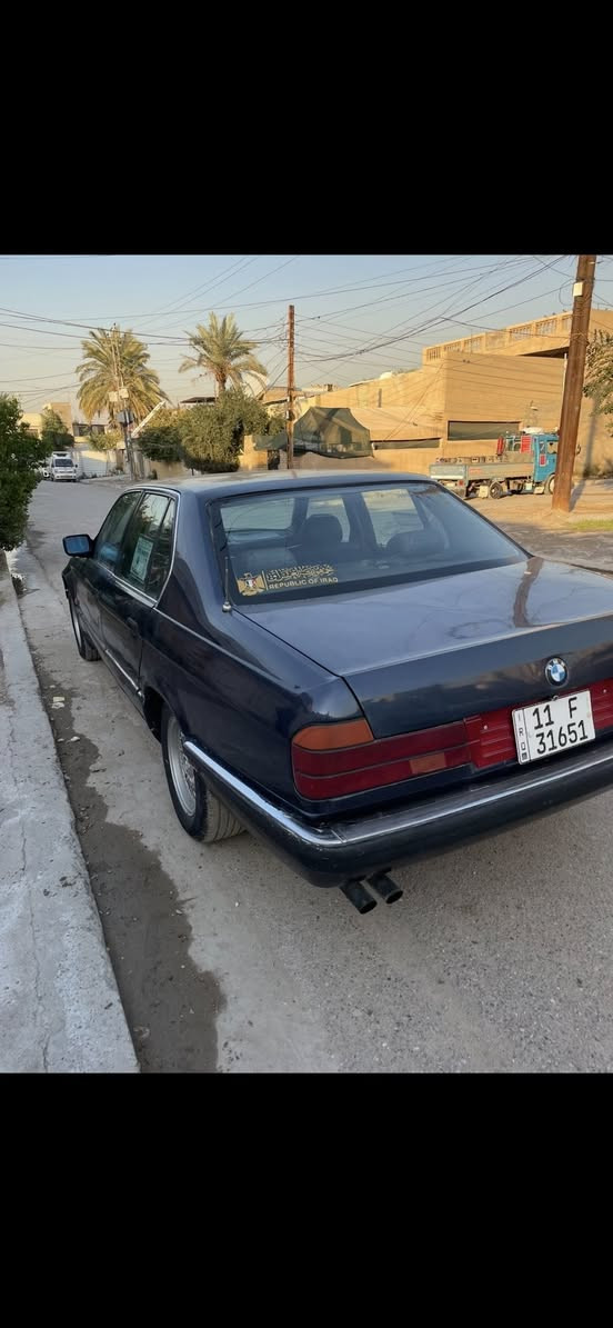 BMW 735 i اصل بليته وسنويه.
رقم بغداد نكليزي بسمي سنويه 2028 
مكينه وكير وحداديه. وكهربائيات كلها بشرط 
جاهزه خير من الله  مكاني محموديه بيع مستعجل  السعر45 وبيها مجال 
***********
