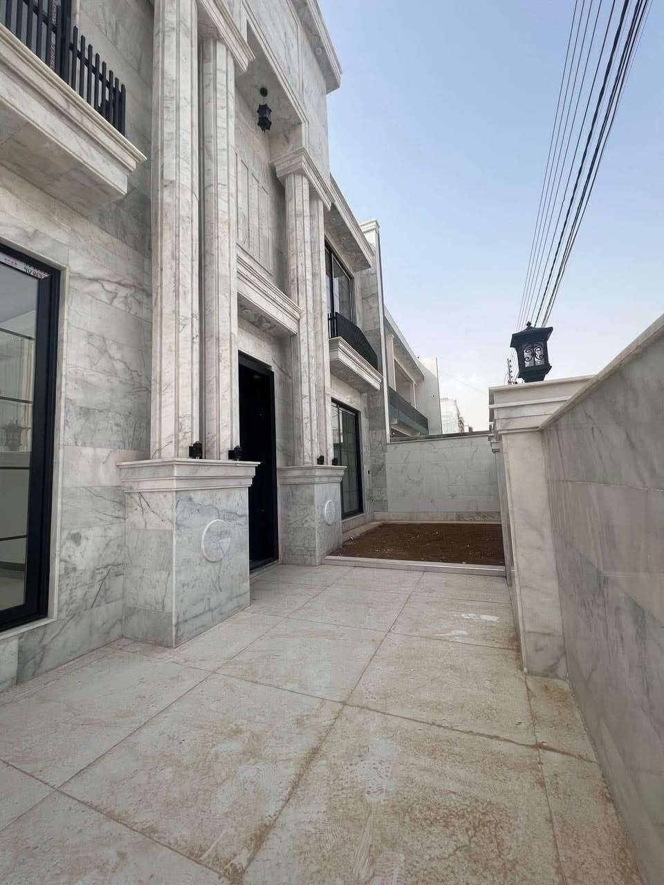 سعر مناسب 
بيت روكن واجيهة قبلة للبيع في منطيقة سيدوبارك
مساحة بيت 250m
بيها خمس غرف
ماستر سويت
مطبغ حار + مطبغ بارد 
دكيتات مبريدة 
واجيهة بيت كامل مرمر
للاستفسار اكثر اتصل 
☎️📞 0750 386 1964 whastup
☎️📞 0780 823 3860 zain أربيل, العراق
