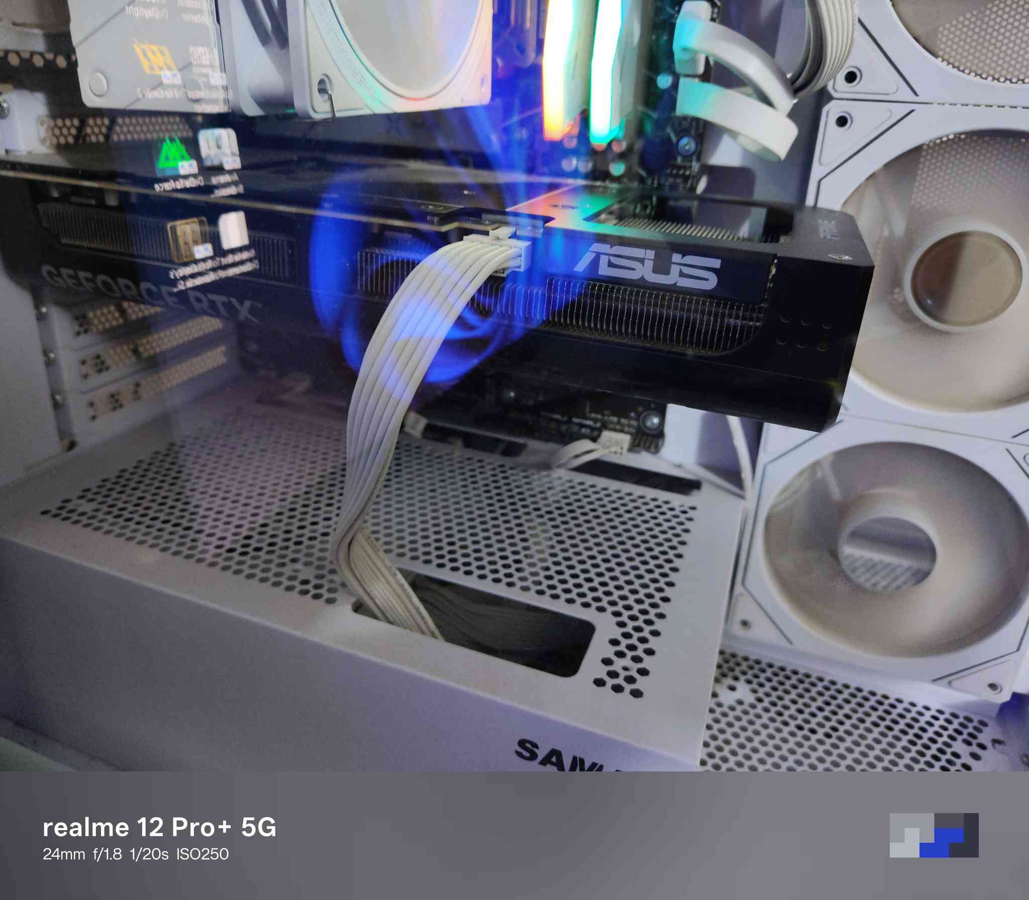 السلام عليكم اخوان pc للبيع
المواصفات 

كرت الشاشة.                                   Rtx 5070 ti asus 
المعالج                                                Ryzen 5 7600
اللوحة الام.                             Asus B650 plus prime 
1tb +250 tb m.2 nmve luxer.                      التخزين. 
عشوائية 🌟
T-Force 2x16 6000hz
الكيس 
Sama sv V-1 
المبرد ❄️
Thermalright assassin' spirit 120
مزود الطاقة⚡
Thermalright SG850 W PCIE5 H+++
القطع لون ابيض ما عدا الكرت 
الكراتين موجوده ....
السعر 2٫350٫000
مكاني ناصرية 
واتساب ***********
