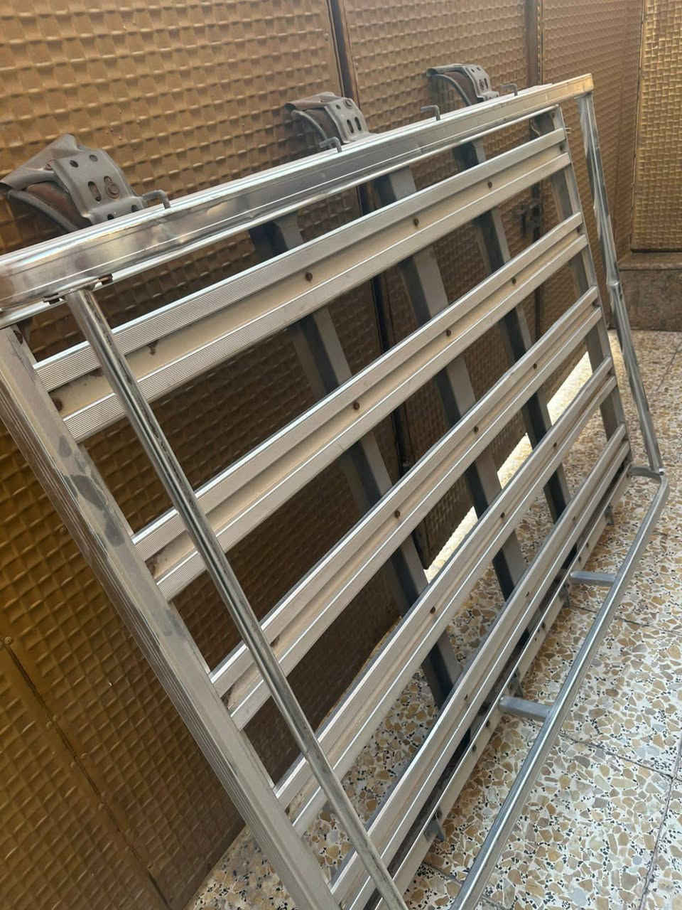 سيبايا مال لاندكروزر ترهم على نيسان من 1987 لحد موديل 
2010 ياباني اصلي السعر (300الف) وبيها مجال 

***********
