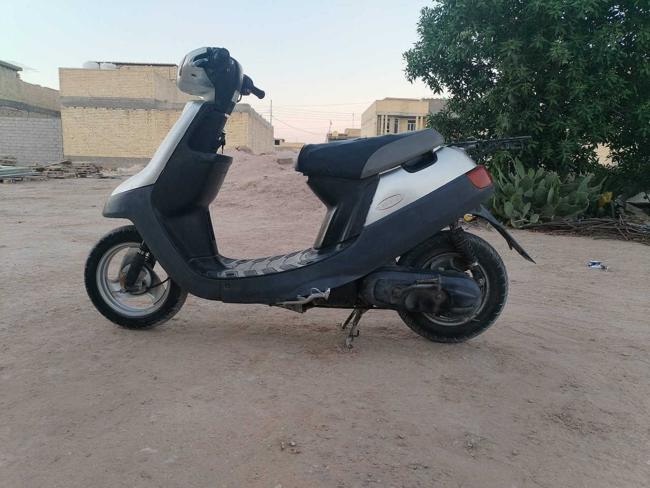 بطه تسعه وتسعين دراجه حاويه برغي مامفتوح بيها كلشي بيها شغال مكاني كربلاء حي السلام سعر ٤٠٠ وبي مجال قليل ***********

