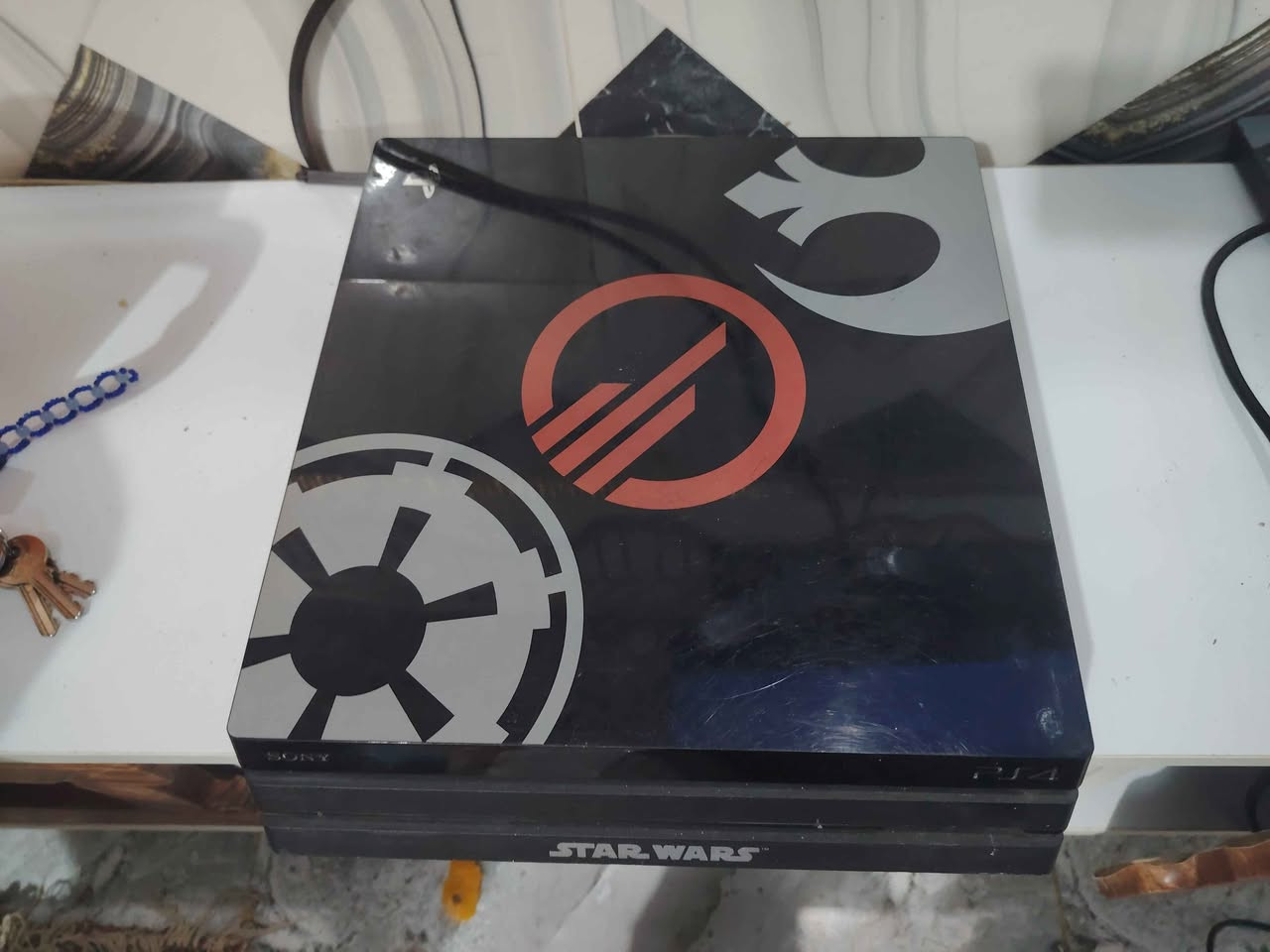 ps4pro
بلي فور برو  جهاز نضيف لوك ستيكر نظام 9.00 بدون فلاش ذاكرة 1 تيره وياه يده وحده لاصليه وضهر ثاني كامل غراضه 
السعر325ميسان حي القصور 
*********** عمارة, ميسان
