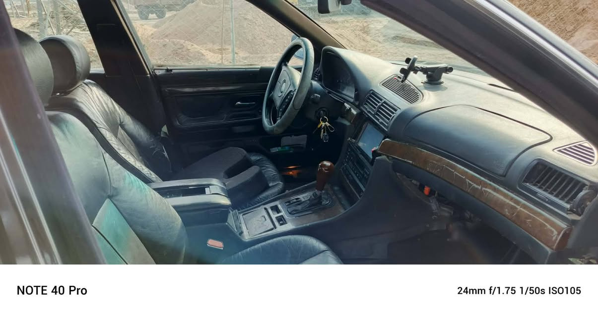 السلام عليكم 
من رخصة الأدمن 
بي أم خفاش1998 محدث2000 أصل باب طويل 
مكينة 44 دبل جام
رقم بغداد بأسمي تحويل مباشر
مواصفاتها معروفة 
للتواصل 
***********
السعر 55 وبيها مجال
