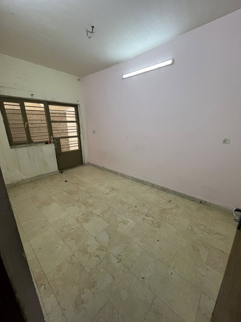 للايجار في السيدية بيت مساحته100م مدخلين
يحتوي ع كراج وصالة ومطبخ وغرفتين نوم وخدمات عدد 2  

موقع مربع شاكر العبود 

ايجاره 900 الف 

للاستفسار ***********
