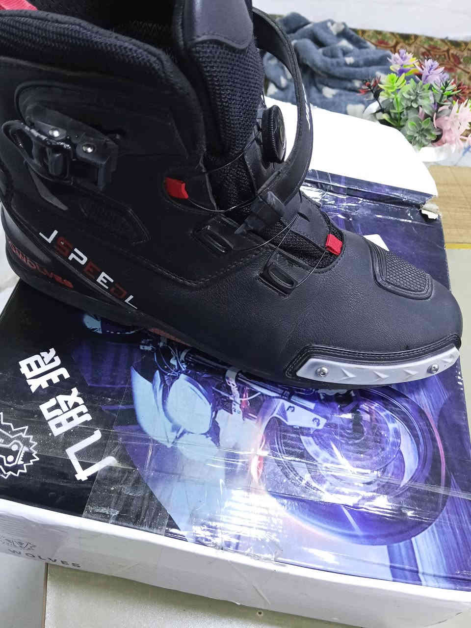 يا الله حذاه سيفتي مال بطح ستعماله مرتين بس وا واحد من حذاه يده مكسوره منه وصله بس يلبس بدون يده بي زنجيل سعره 50 وبي مجال السعر حقيقي مالته 90 مكاني كربلاء شهداه سيف سعد رقمي ***********
