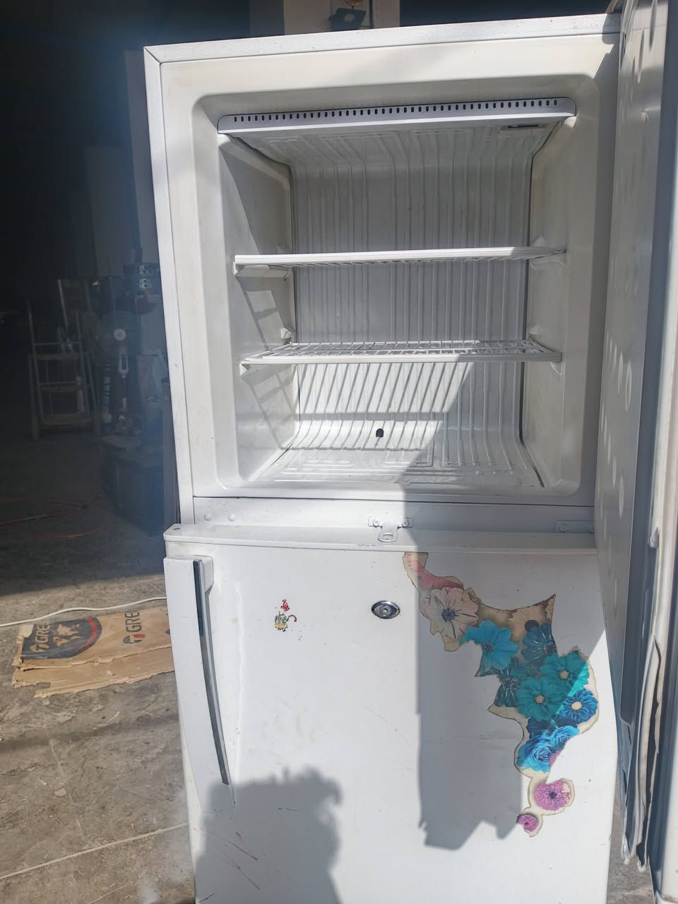 ثلاجه +مجمده ٢٥٠...غرفه سعر ٤٠٠
الشراي يتصل ..***********
