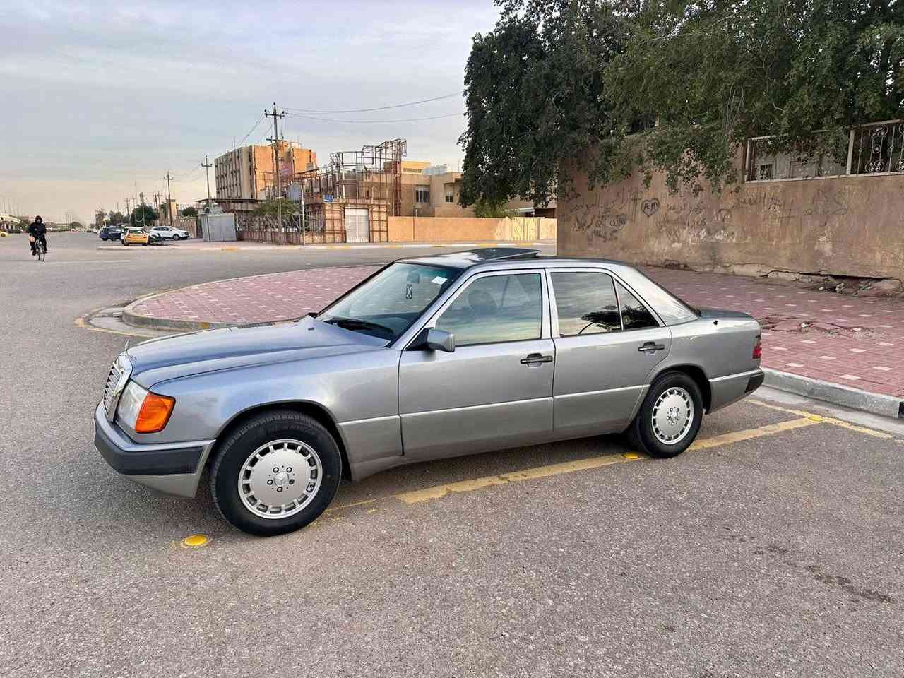 مرسيدس دب محرك جديد بالكرتون
***********
 اخت الجديده سياره كلش نظيفه رقم بغداد انجليزي باسمي بدون ضربه محرك 2 ونص جديد حاويه 
تبريد شغال 
فتحت سقف 
غرفه جديده   جديده  
كل شي جاهز بيه اربعه تاير ياباني جديد سعر مناسب ويها مجال مكاني ناصريه مركز 72 سعرها بنظافه وبيها مجال ويتدلل الشراي رقم انجليزي
اي استفسار ***********
