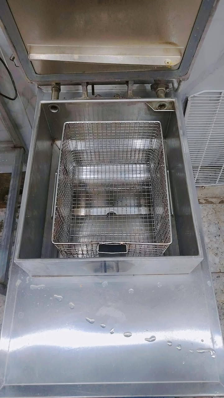 كدر كنتاكي للبيع استعمال قليل النظافة ٩٥ بل 100 السعر ٧٠٠ دولار مكاني نجف اتصال أوَ واتساب ***********
