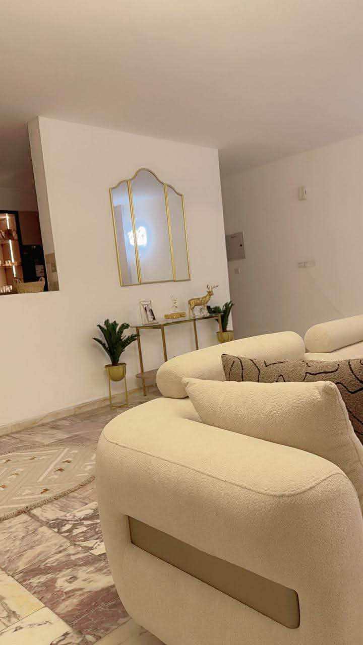 فرصة للسكن في قلب بغداد داخل مجمع الايادي السكني
-شقة بمساحة واسعة 191متر 
-طابق ناصي يحتوي على اطلالات على شارع الجامعة 
-تحتوي على غرف عدد 3 
-تحتوي على اثاث عالي الجودة تحتاج ملابسك فقط وتسكن 
-سعر مناسب 260 الف دولار قابل للتفاوض 
للتواصل والاستفسار واتساب ***********
