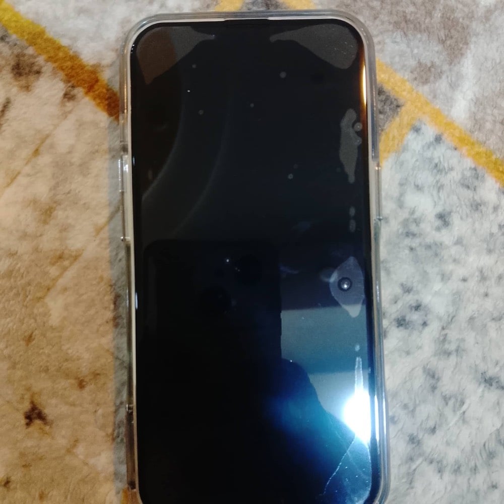 آيفون بحالة ممتازة مع غطاء شفاف لحمايته. الجهاز نظيف جداً وكأنه جديد بدون أي تلف. الشاشة والقواعد نظيفة والعمل ممتاز. مناسب لأي شخص يبحث عن تلفون يعتمد عليه وآنيق في نفس الوقت. استخدام بسيط جداً. المواصفات التقنية قوية ويحتوي على كاميرتين خلفيتين عاليتي الجودة. إذا عندك أي استفسار أو تريد تفاصيل أكثر، اتصل بي.