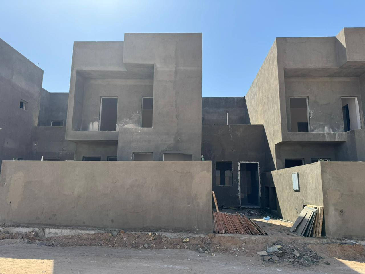 دار للبيع بنظام اقساط
مساحه ١٥٠ متر 
مجمع الرواسي السكني 
موقع مميز وراقي 
يوجد اركان ويوجد حرف تي ويوجد مقابل ساحه 
واصل ٩٠ مليون 
ااتطلوعه حسب موقع الدار 
 مدة التسليم نهايه السنه 
***********
***********
واتساب
