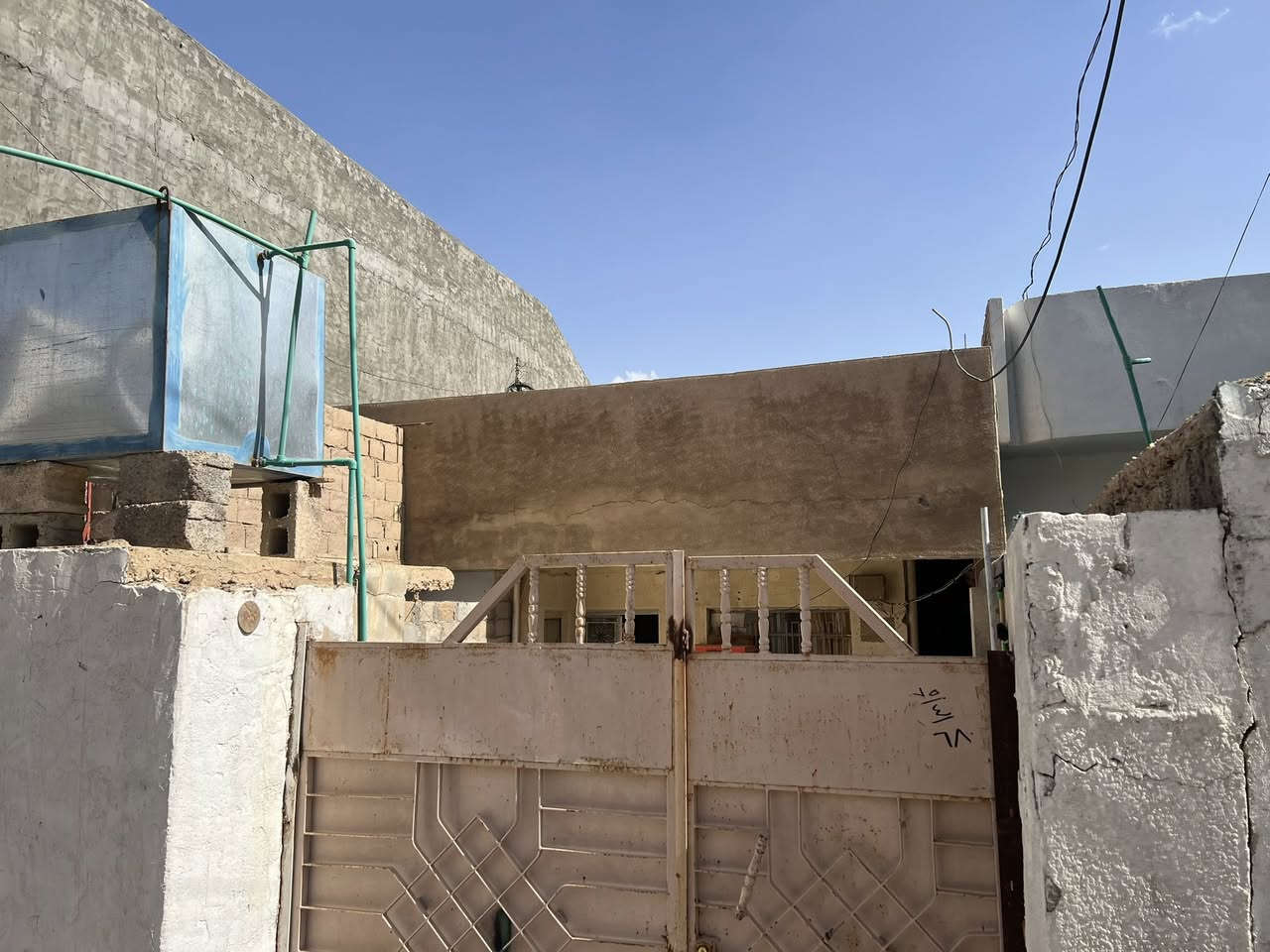 السلام عليكم بيت للبيع في حي نزال خلف جامع عبدالعزيز السامرائي مساحه ٢٢٣ بالسند واقع حال اكثر طابو سند صرف بناء قديم معزول بيت ومشتمل وحاليا كاعدين بي مئجرين يتكون من ٣ غرف نوم وصاله ومطبخ وحمام داخلي وخارجي شارع 8 للاستفسار اكثر اتصال على رقم صاحب البيت ***********
