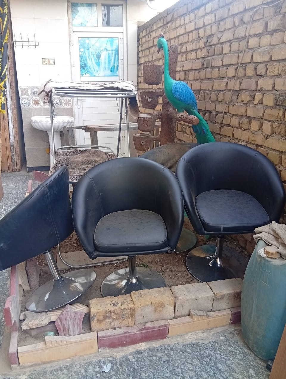 اغراض للبيع 
1/ كراسي دوار عدد9
2/مجمده 
3/طبلات عدد 5
4/ديكور ورد.
5/جهاز حراري مال شعر 
6/ مكتب و طبلات NDFخشب 
العنوان ميسان حي الشهداء للستفسار الاتصال على الرقم ***********
