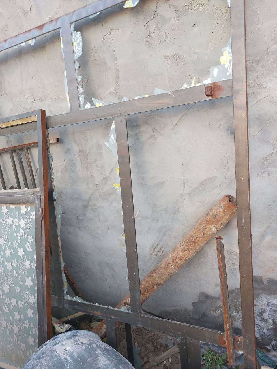 دانكي ١٦٠٠ لتر بيه
شباك عدد ٢ بدون مع حديده للبيع 
العنوان 
بغداد الشعلة رئاسة الوزراء 
***********
