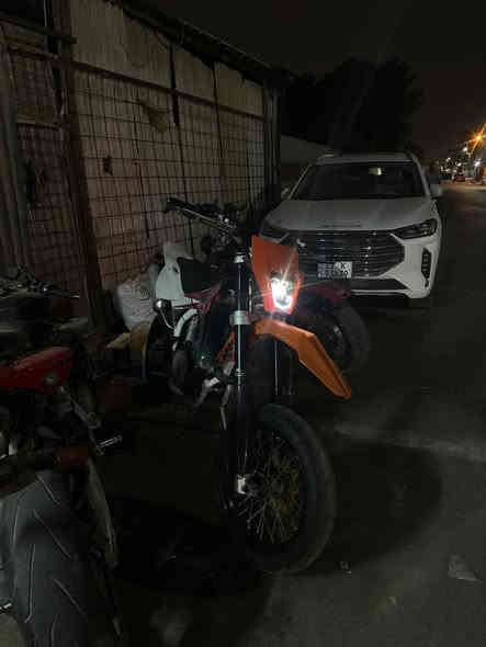 السلام عليكم للبيع قفاز هسكوفارنا حجم المحرك 450 ولفات نوزل الدراجة بيه شلعه قنبله دبل اكزوز خلفي بريك امامي خلفي دسك صناعة الدراجة النمسا للي ميعرفه شديتله بجم وجاملغ امامي مال كي تي ام تزويد وغراضه البلادي ايضا موجوده انطيه وياهة شاشه الكتروني حديث تنطيك كامل معلومات الدراجة ار بيئم بيه وكلوب بانزين الدراجة رمبه ومماشيه هنا ابد مكفوله كفاله عامة السعر 35 ورقه مكاني بغداد رقمي *********** ملاحظه تايرات زوج جدبد شديتله سمي سلك جلاتيني
