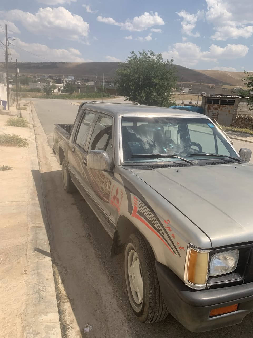 بسم الله وعلى بركة الله 
متاح بيكم دبل قمارات 
رقم نينوى دولي بسمي موديل 93 سنوات 2028
مكفولة من محرك و كير و شاصي و اكسل و تحويل
تخم تاير   
كوبون بانزين 
عنوان السيارة شقلاوة 
رقم واتساب ***********
سعر 36 ورقة  و نص
