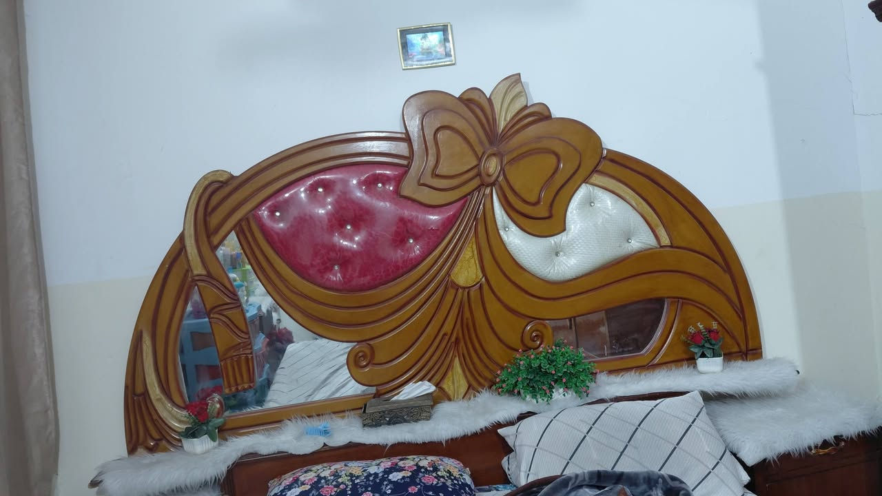 السلام عليكم 
عندي غرفه للبيع نضيفه  كلشي مابيهه عنوان بغداد كويريش علوه الرشيد رقم 
***********
سعرهه ٦٠٠ وبيهه مجال
