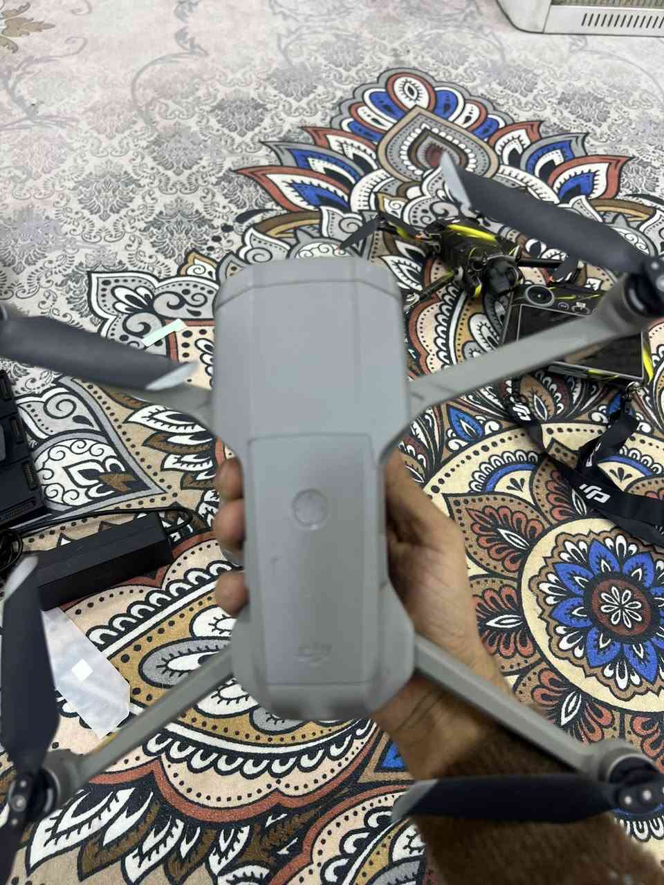 مافك اير تو
3 بطاريات 
جوستك شاحن كيبلات كامل ملحقات جنطه 
نضافه الدرون 80‎%‎
مكاني كوت 
سعر رخيص جدا 
***********
