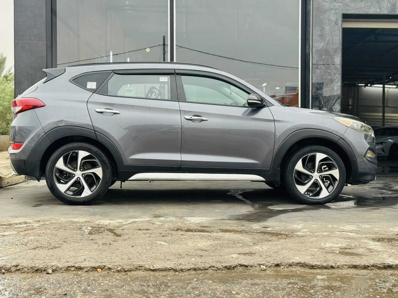 السلام عليكم  هونداي توسان 2018 امريكي حادثهه جاملغ امامي فقط بدون دواخل وبدون اريباك السياره فول مواصفات واحد ع واحد بصمه بنوراما داخل ابيض صندوك كهرباىي وهواي بيهه بعد مواصفات رقم بغداد انكليزي  السعر 150 ترهم بيع ار مراوس للاستفسار ***********//***********
