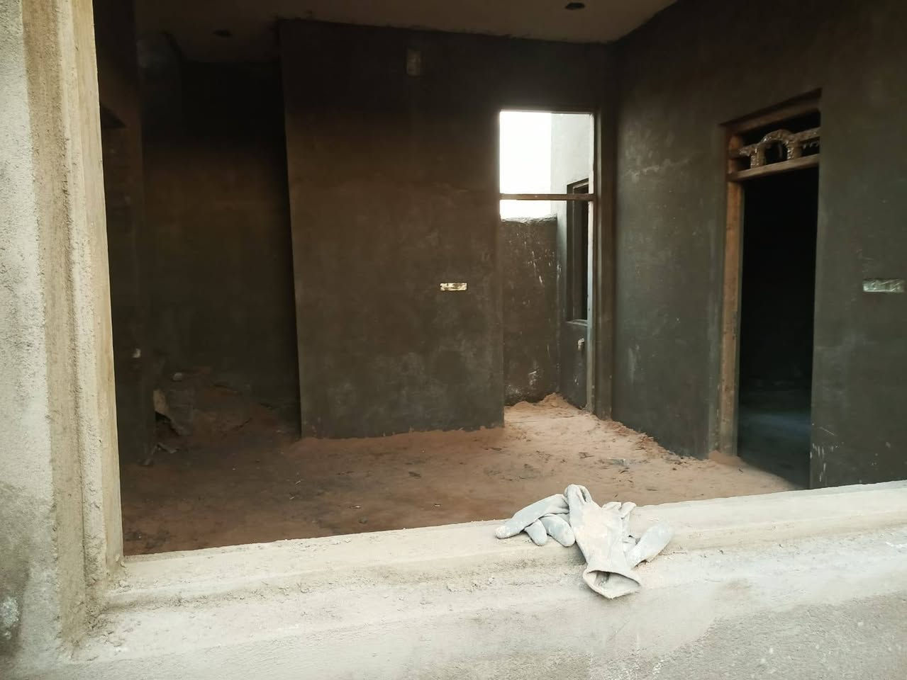 بيت زراعي المساحه 100 متر على نهر الوفاء مقابيل حي الفداء الناصريه يحتوي على استقبال و مطبخ وصاله وغرفه وصحيات داخليه وخارجيه رقم الموبايل ***********
