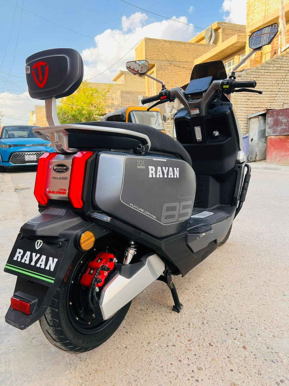 سلام عليكم ورحمه الله وبركاته 
دراجه شحن ريان الصاعقه 2025 
ملف 2000 عدد البطاريات 6 كبار 
عداد سرعه 49 عدد النمر 3 
بصمتين تشغيل عن بعد قفل ذاتي 
والريان معروف بموصفاته ومتانته 
السعر 950 قفل قفل 
مكاني بغداد ***********
