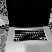 ماك بوك برو • لابتوب