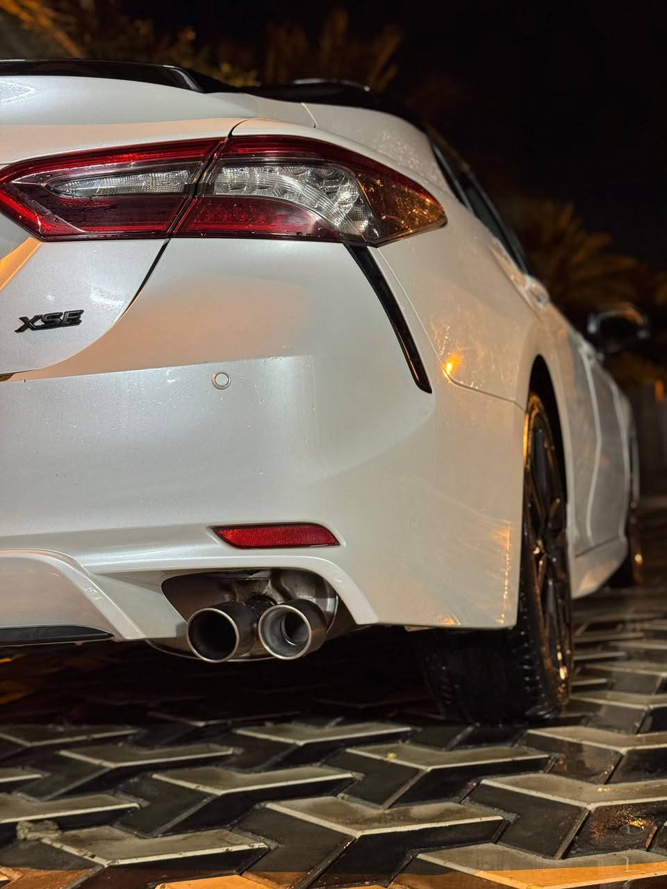 للبيع تويوتا كامري XSE موديل 2023

المواصفات:  
- محرك 6 سلندر سعة 3.5 لتر (V6) قوي واقتصادي  
- قير أوتوماتيك 8 سرعات مع وضعية التعشيق اليدوي (Sport Mode)  
- دفع أمامي FWD  
- تشغيل بصمة + دخول ذكي لجميع الأبواب  
- ريموت ستارت (تشغيل عن بعد)  
- شاشة معلومات وترفيه كبيرة تدعم Apple CarPlay و Android Auto  
- نظام صوتي عالي الجودة  
- شاشة معلومات للسائق في العدادات  
- كاميرا خلفية + حساسات أمامية وخلفية  
- رادار أمامي ومنظومة أمان Toyota Safety Sense  
- نظام المحافظة على المسار  
- نظام التحذير من الاصطدام الأمامي  
- مثبت سرعة راداري  
- نظام مراقبة النقطة العمياء (Blind Spot)  
- تنبيه حركة المرور الخلفية  

المواصفات الداخلية:  
- مقاعد جلد رياضية XSE  
- تحكم كهربائي بمقعد السائق  
- تبريد وتدفئة للمقاعد الأمامية  
- تحكم كامل من المقود (السكان)  
- مكيف أوتوماتيك مزدوج التحكم  
- فتحة سقف كهربائية  
- شاحن لاسلكي للموبايل  
- إضاءة داخلية محيطية  

المواصفات الخارجية:  
- إضاءة أمامية LED كاملة  
- إضاءة نهارية DRL  
- مصابيح خلفية LED  
- مرايا جانبية كهربائية مع طي كهربائي  
- جنوط رياضية قياس 19 إنش  
- سبويلر خلفي رياضي  
- حساسات مطر  

حالة السيارة:  
السيارة ماشية 30 الف كيلو متر
صدر جديد امامي وخلفي
تخم تايرات جديد

السيارة غير مرقمة

الضرر:-

الضرر سابق جاملغ جهة السائق تم تبديله  
و البنيد تم تبديله  

السيارة نظيفة وبحالة جيدة.

للاستفسار على الرقم

***********
