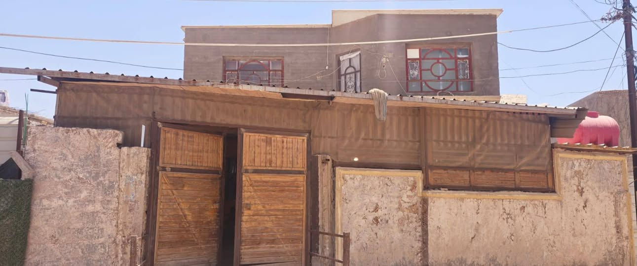 جنس العقار/ بستان (ملك صرف )
نوع العقار/ دار سكن طابقين ركن على ثلاثة شوارع..
المساحة/ 300م 
الموقع/ بابل - الحله - بداية منطقة الطهمازيه 
التفاصيل/
الطابق الأول 
--------------
غرفتين منام قياس 4x5 وكلدور 6x4 وصالة ضيوف 4,5x7 ومطبخ 4x6 ومجمع صحيات داخلية وخارجية.
الطابق الثاني 
----------------
غرفة منام قياس 4,5x6 مع غرفة للملابس 2x4 مع غرفة منام 4x4 ومطبخ ومجمع صحيات وبيتونة 3x4 
السعر/ 110 قابل للتفاوض 
ملاحظة:- 
1.  تتوفر أرض سكنية بجانب الدار مساحة 
470م مسيجة وبسعر 47 مليون وكذلك قطعة أرض سكنية خلف الدار مباشرة مساحة 150م مشيد عليها مشتمل يتكون من غرفة منام واحدة وصالة ضيوف وكلدور ومطبخ ومجمع صحيات بسعر 20 مليون دينار .
2. الدار بناء 2015 الطابق الأول بناء بلوك درجة أولى والطابق الثاني بناء طابوق علما بانه تم  ترميمه قبل سنة تقريبأ..
للاستفسار مراجعة مكتبنا أو الاتصال بنا على الرقم/ ***********
خاص واتس.....
