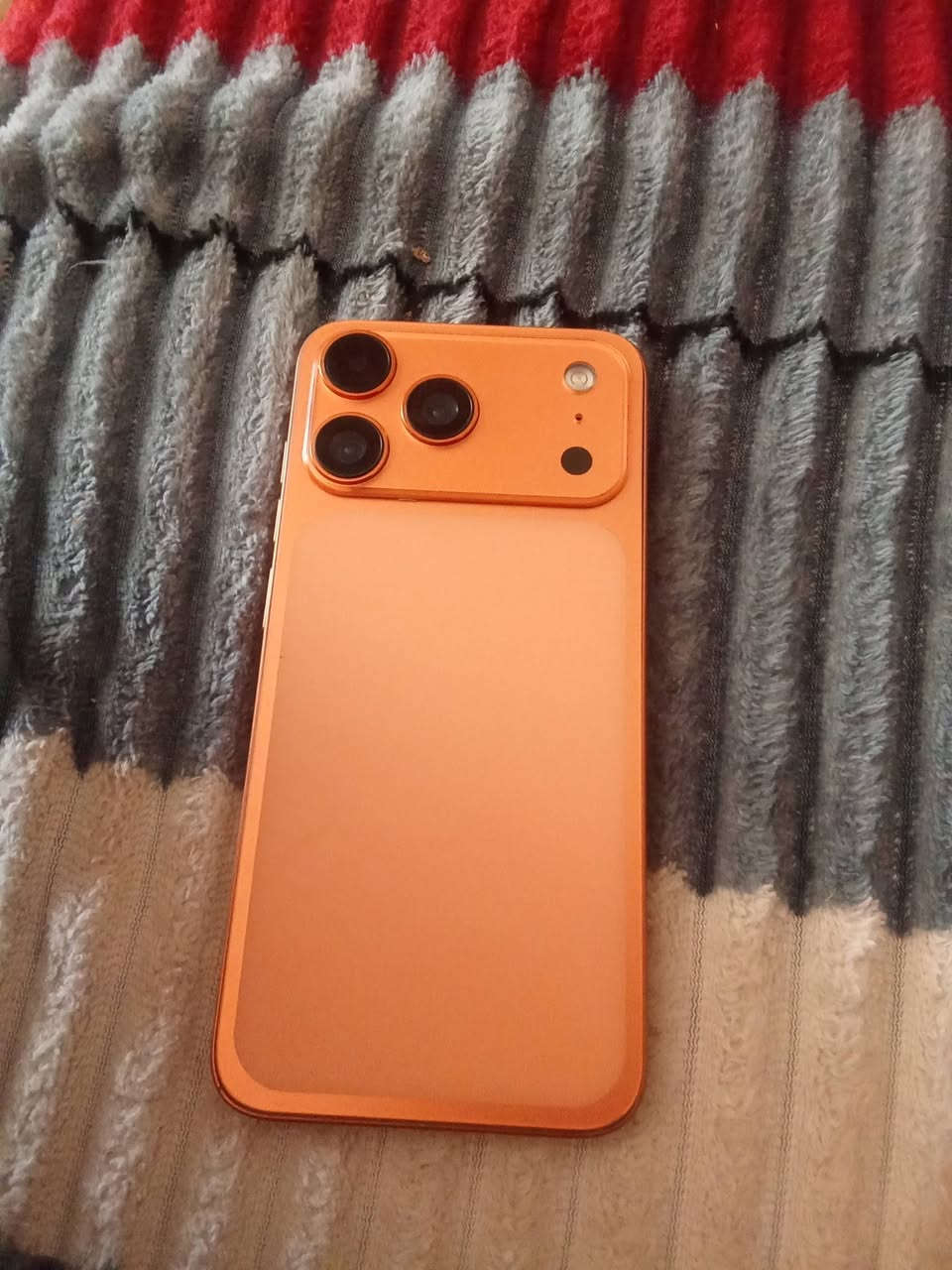 *السلام عليكم*

*للبيع: جوال نسخة iPhone 17 Pro Max - لون برتقالي تايتنيوم 🔥*

*الحالة:* نظيف، شبيه 17 برو ماكس بالضبط من الشكل الخارجي 
*اللون:* برتقالي مميز - نفس لون 17 برو الجديد
*الكاميرات:* 3 عدسات شكل البرو ماكس، شكل فخم وجذاب
*السبب:* استخدام شخصي خفيف

الجهاز شكله فخم ومرتب، ينفع للي يريد شكل الأيفون الجديد بسعر مناسب.

*السعر:* قابل للتفاوض للجادين فقط  
*المكان:* الحلة، بابل 
*للتواصل:* راسلني خاص


**إذا كنت صاحب هذا الإعلان وتريد حذفه لأي سبب، رجاءا أرسل رسالة إلى الدعم الفني**