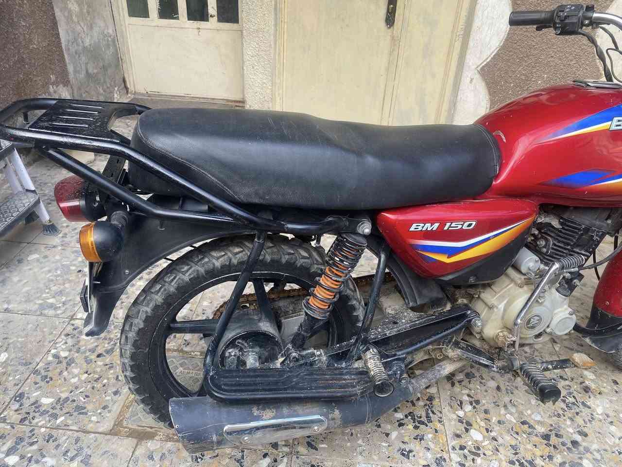 يالله السلام عليكم بوكسر موديل ٢١ مرقم لوحة وسنوية انكليزي تحويل ثاني دراجة خير من الله وتاخذهة تندعيلي عليهة حتة اذا حاب جيب فيتر وتعال افحص بعد احله من الصور 
السكن بغداد الرقم ***********
