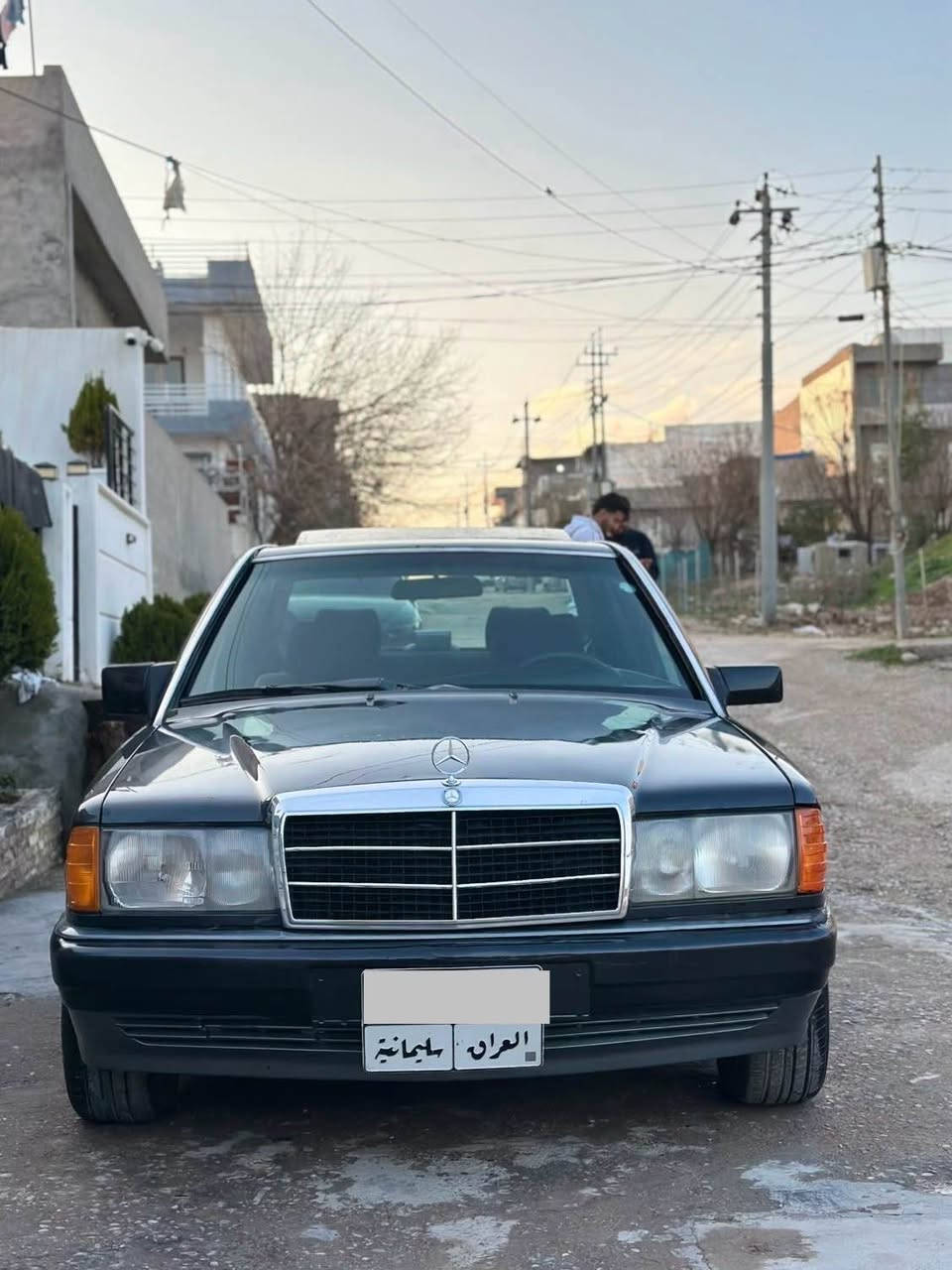 مارسيدس ١٩٠ مۆدیل ١٩٩١ بێ بۆیاخ ڕەش نمونە لە جوانی 
گێڕ و مەکینە ئەڕنەب ٢.٥ ی دیلکۆ (دوونیو) ئۆتۆماتیک 
سەیارەکە لەسەر دەقی شەریکە ماوەتەوە بێ تەقەوڕەقەیە 
ڕەقەم سلێمانی و بێ بۆیاخە تۆزێک کاڵبونەوەی هەیە سەقف 
سلێمانی ناوشار
ژمارەی خاوەنەکەی  ***********
نرخ : ٥٥$ و معامەلە السليمانية, العراق
