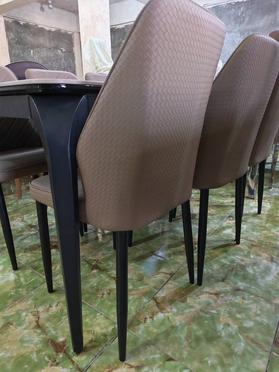 تمنياتنا بشهر رمضان كريم ومبارك على الجميع 
وصلت لدينا موديلات مختلفه من ميز الطعام 
أبو 8 كراسي  و 6 كراسي و 4 كراسي
وهذا الموديل متوفر حاليا ويتكون من 6 كراسي
والسطح للميز بورسلين وقواعد الكراسي من الحديد الثقيل 
علما أن البيع بالنقد والقسط المريح 
@ معرض القزاز للاثاث الجاهز
 في الشطره قرب مطعم الكرار
للاتصال *********** واتساب
