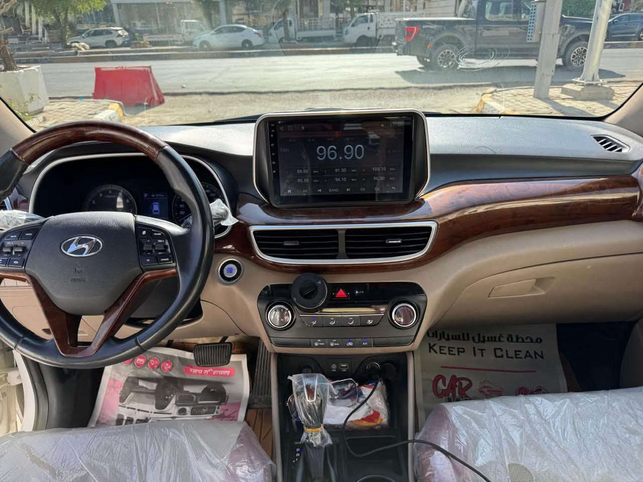 السلام عليكم توسان خليجي ٢٠١٩ فول مواصفات ماشيه ٧٦ السياره جديده بانوراما بصمه تشغيل وابواب ومقاعد جلد شاشه كامره اشاره ترحيب كشنات كهرباء وباقي المواصفات المعروفه للفول بيها خشم البنيد مقدار المسطره تكحيل كارت او صبغ السياره رقم بغداد السعر ١٨٢ وبيها مجال مكان السياره المنصور الاسكان رقم الاتصال ***********
