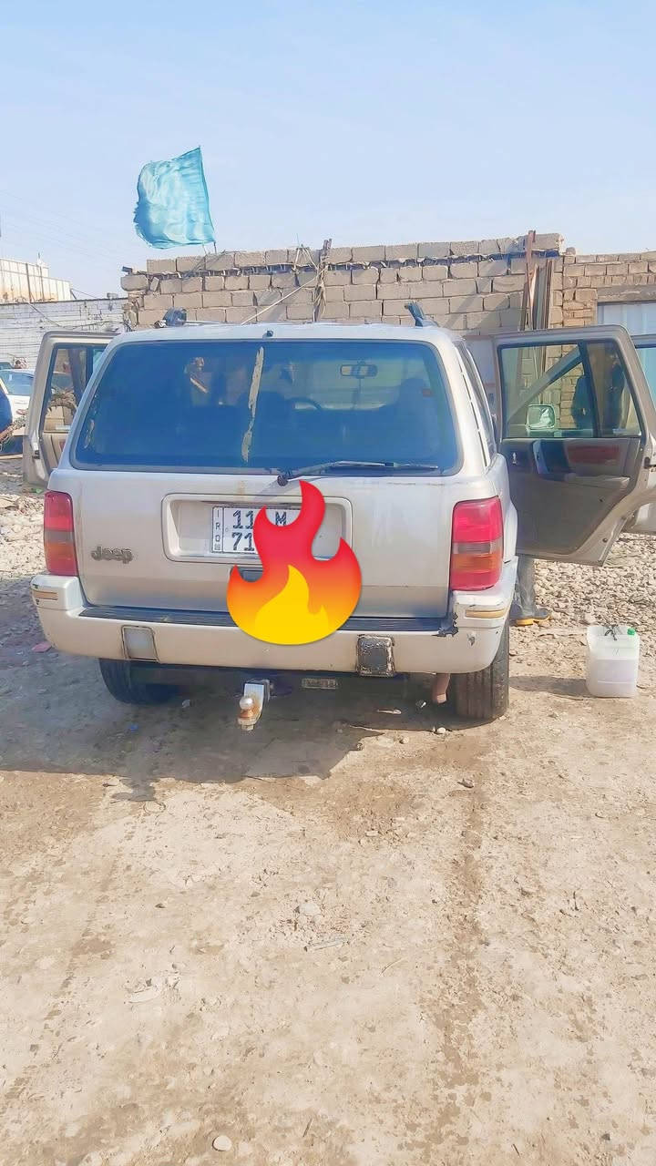 جيب شيروكي موديل ١٩٩٤ كير ومكينه بلاد لاتنقيص ولابخار حداديه 50 % رقم جديد  مكانه الديوانيه ***********
