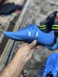 اديداس اصلي بالة  نظيف جدا  قياس 42وثلث طول القدم 27 السعر 40 التوصيل ...