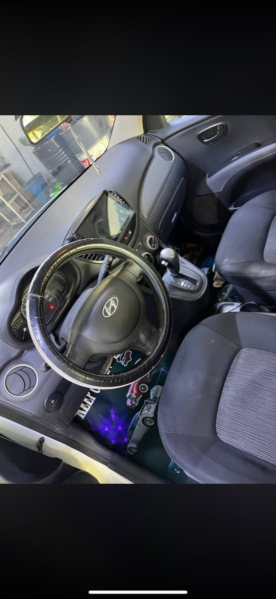 هونداي i10 موديل ٢٠١٤ خليجيه ماشيه ٧٠ سياره كلش نضيفه و كلها بلاديه رقم بغداد سياره بيها جاملغ سايق و شوي بلباب صبغ اثر شخوط بدون معجون يعني كلير سياره مابيها اي نقص بس كمبريسر مال تبريد ما يشتغل يعني يرادلها تبديل كمبريسير سياره سعرها٧٨بيها مجال 
***********
