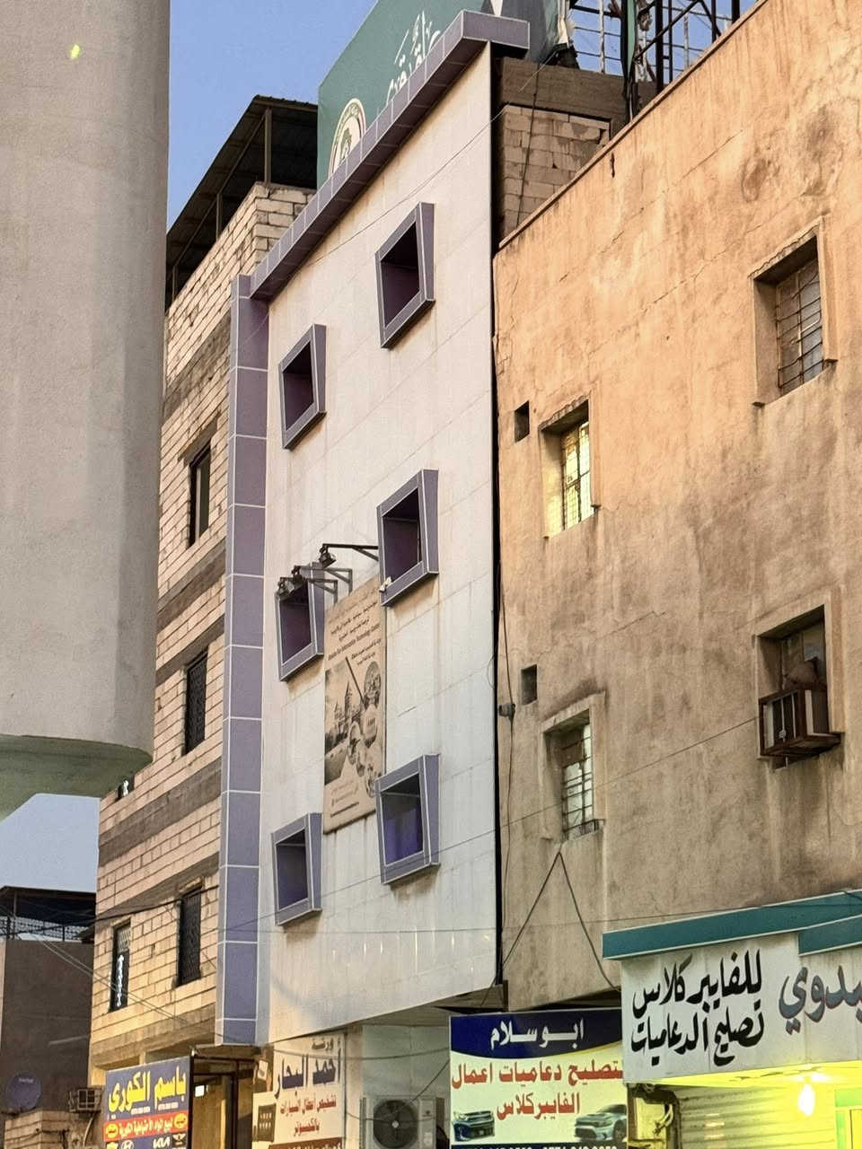 السلام عليكم بناية طابو ملك صرف للبيع في الجنينة شارع التجاري ثاني عقار عن شارع التجاري مساحتها ١٥٠ متر تحتوي على ٦ شقق مؤجرات ومحلات ٢ وارد البناية الكُلي ٤ ملايين وتحتوي على مصعد وفريمات اعلانية في السطح للاستفسار عن السعر التواصل خاص او الاتصال على الرقم ***********

