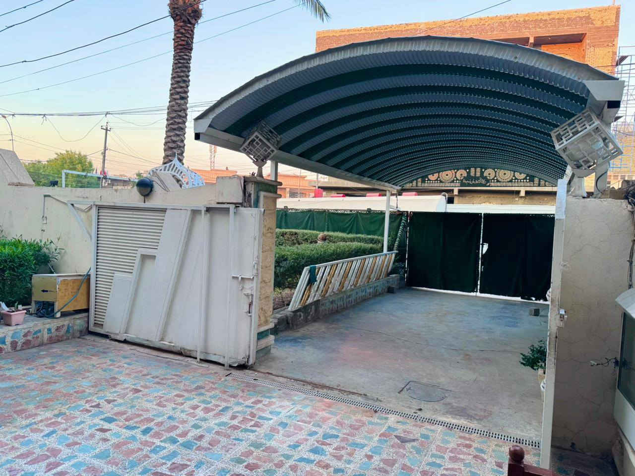 #شركة_ارض_ادم_للوساطة_العقارية

🛑عقارات البلديات 

🏡 بيت للبيع – طابقين
المساحة: 300م
الواجهة: 15م
النزال: 30م
تشجير: 100م
🔹 الطابق الأرضي يحتوي على:
استقبال
صالة داخلية
غرفتين نوم
صحيات
مطبخ حار وبارد
🔹 الطابق الثاني يحتوي على:
صحيات
4 غرف نوم
إحدى الغرف سويت كامل
💰 السعر: 950 مليون
التفاصيل اكثر يرجى

***********
***********
