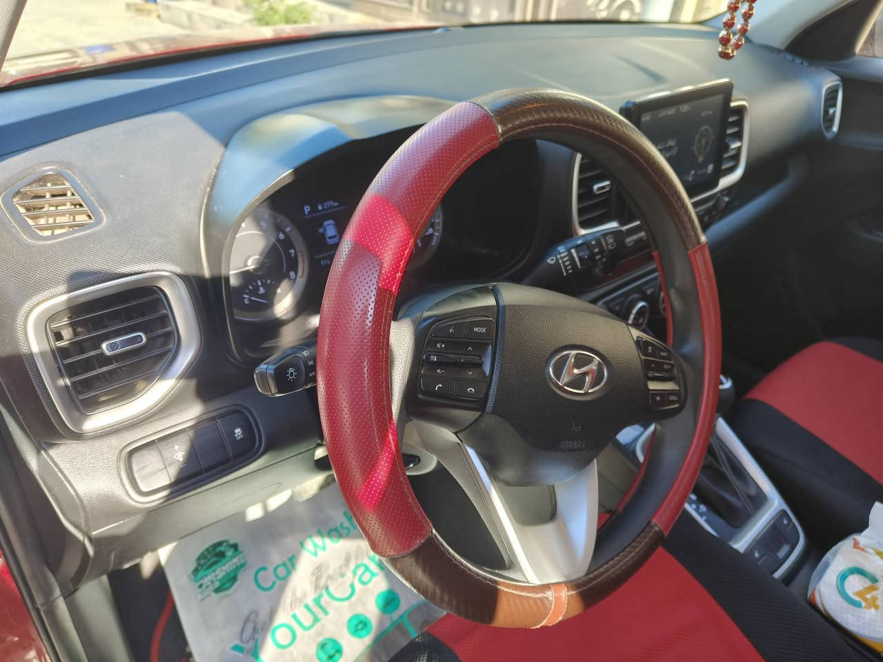 هيونداي فينو 2021  الضرر فقط جوة قبق البنزين صبغ الباقي مكفول وبيها كم رصعة خفيفات حيل بل قمارة مو حالوب  للعلم اني صاحب السيارة كفالة عامة ماشي 81000 الف كيلو السعر 138 وبيها مجال الاستفسار على هذا الرقم ***********
