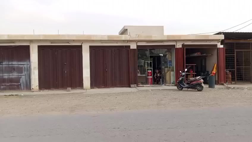 سلام عليكم ورحمة الله محلات للبيع بل مساره ثانيه مقبيل الجامع الرحمن عدد المحلات ٨ طول المحل ٦ والعرض ٣ مساحته الكليه ٣٠٠ متر للاستفسار نتصال ***********، ***********
