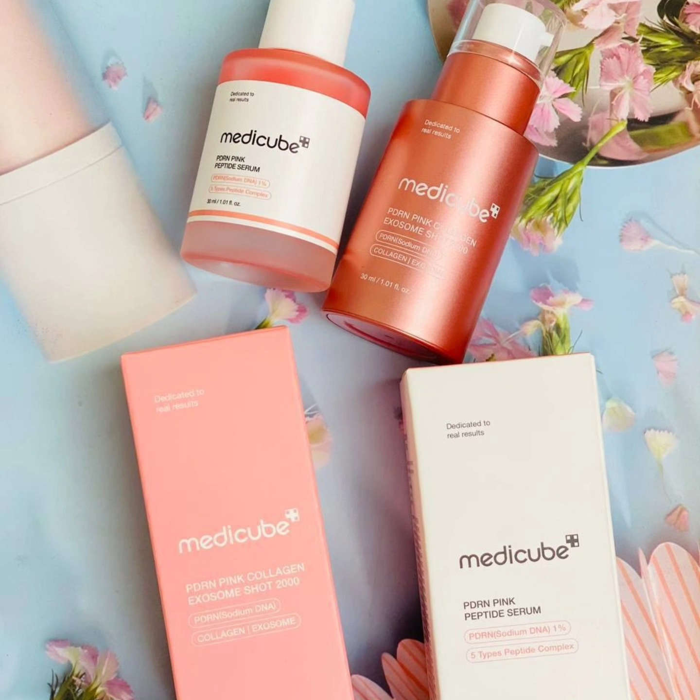 ✨ عرض الإشراقة والشد بالكولاجين الوردي من Medicube الكوري 🇰🇷✨
إذا بشرتج تعبانة، باهتة أو حسيتي فقدت مرونتها… هذا العرض معمول حتى يرجّعلها الحياة والنضارة بخطوتين أساسيتين ومدروسات 💗

يتكون العرض من منتجين أساسيين:

1️⃣ PDRN Pink Peptide Serum
سيروم مركز يحتوي على الـPDRN والبيبتايدات، يشتغل على تجديد البشرة وتحفيزها حتى تبين ممتلئة وأكثر حيوية.
🔹 يساعد على تحسين مرونة البشرة
🔹 يقلل مظهر الخطوط الرفيعة
🔹 يمنح إشراقة وردية طبيعية
🔹 يهيئ البشرة لاستقبال باقي المنتجات
قوامه خفيف وسريع الامتصاص، مناسب للاستخدام اليومي وما يسبب ثقل أو دهون زائدة.

2️⃣ PDRN Pink Collagen Exosome Shot 2000
تركيبة أقوى مدعمة بالكولاجين والإكسوسوم حتى تعزز الشد وتحسن ملمس البشرة بشكل ملحوظ.
🔹 يعزز إنتاج الكولاجين
🔹 يقلل مظهر التجاعيد
🔹 يمنح امتلاء صحي للبشرة
🔹 يوحد الملمس ويعطي نعومة واضحة
مثالي للبشرة اللي فقدت مرونتها أو تحتاج دعم إضافي

منشأ العرض: كوري 🇰🇷
االسعر السابق ٥٥
هسى عليه بس ب٢٣
والفترة محدودة العرض استغلوو الفرصه بنات


**إذا كنت صاحب هذا الإعلان وتريد حذفه لأي سبب، رجاءا أرسل رسالة إلى الدعم الفني**