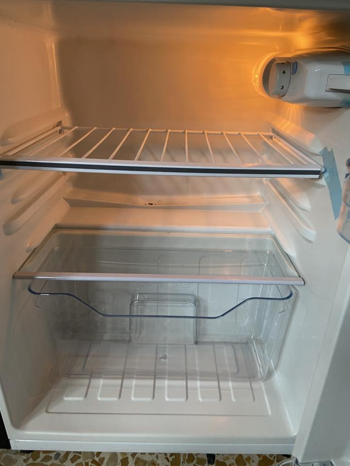 ثلاجة صغيرة للبيع جديدة اخذتها جديدة قبل فترة مستعملها شي قليل جداً
اشتريتها ب130 
اريدها ب105 
الثلاجة جديدة وشغالة شرط الفحص 
شراي اتصل ***********
ما شراي عوف المنشور ولا تكسر بيها
