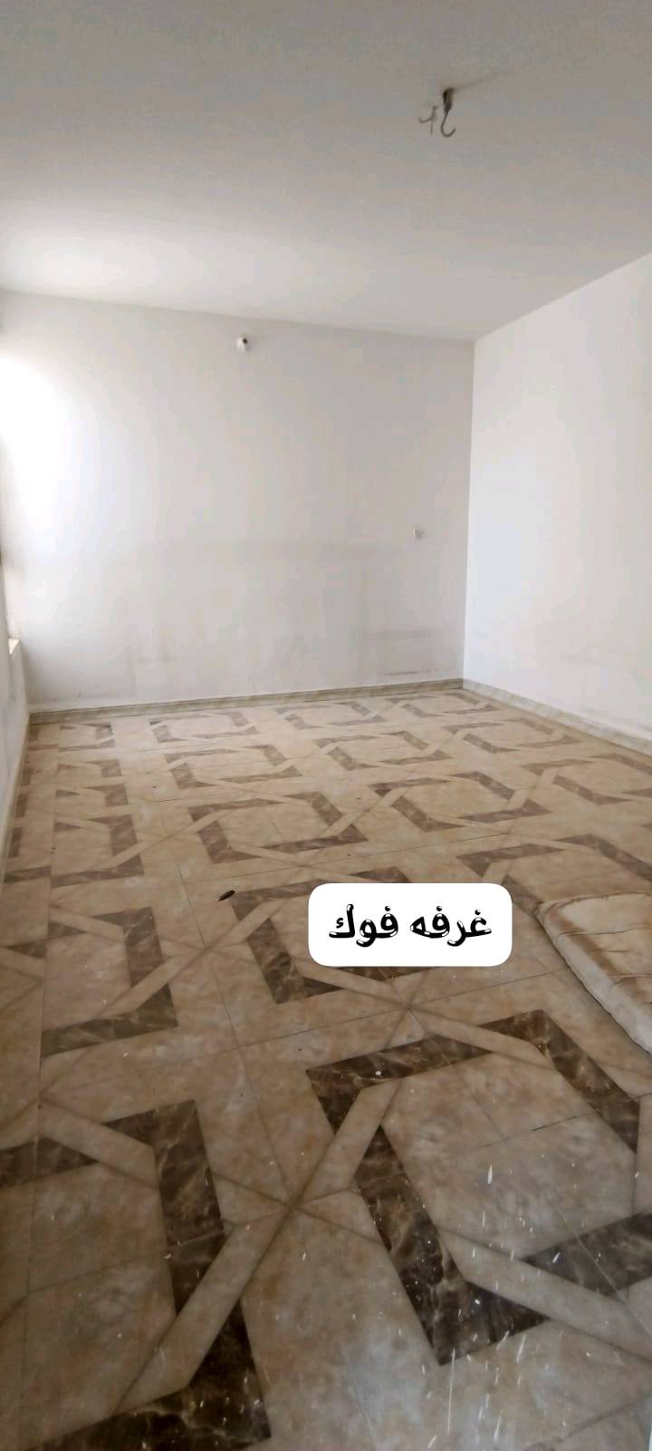 السلام عليكم دار بشارع المطار القديم مقابيل انشائية ابن الدباغ 
المساحة 150م
ثلاث غرف +صالتين +استقبال +2 صحيات +المطبخ سيراميك +الصاله سيراميك 
الصور +استفسار على الواتس اب ***********