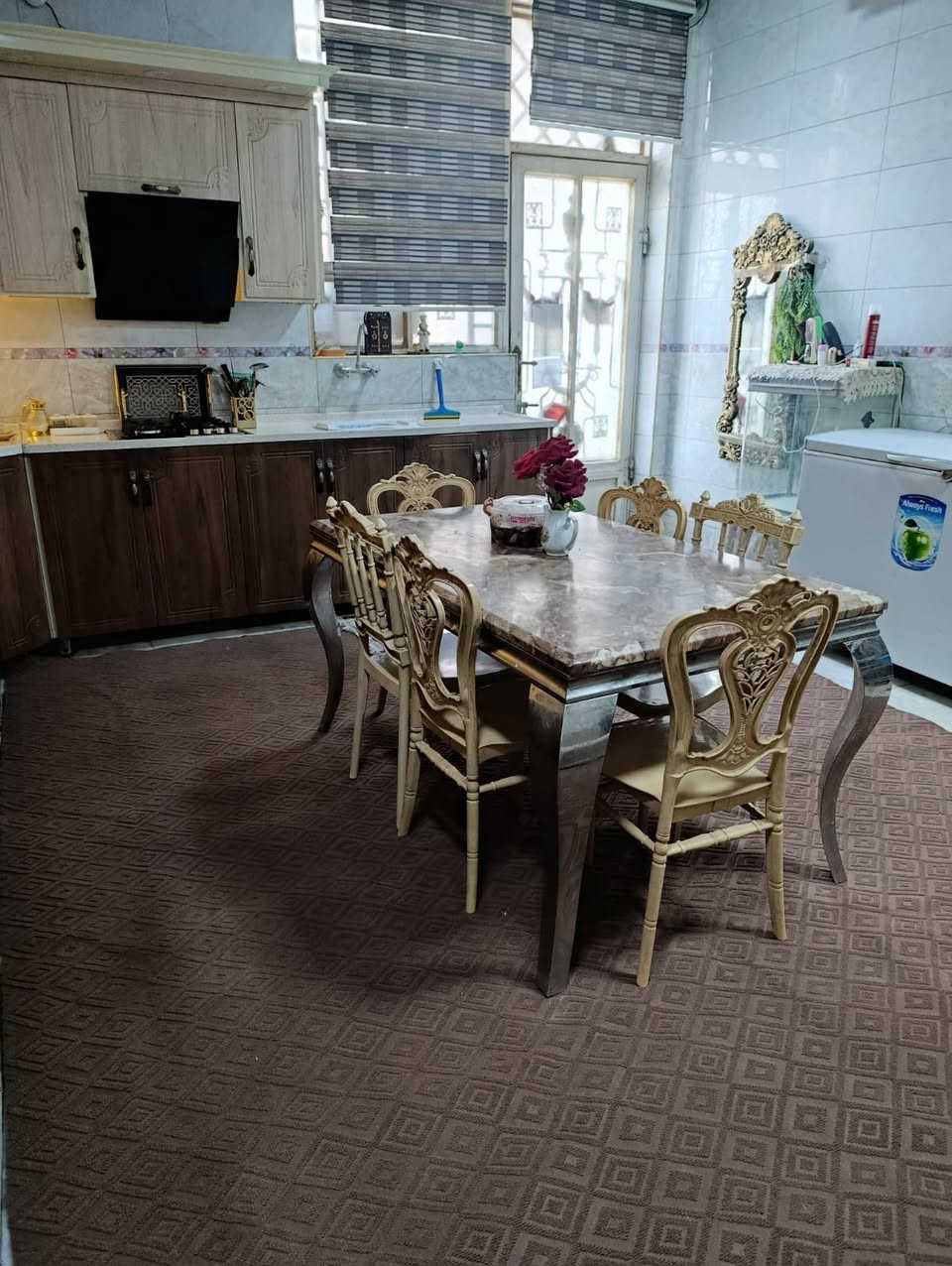 بيت للبيع الشهداء قرب جامعه العين شارع سايدين مقابل مدارس اسد بغداد
***********
