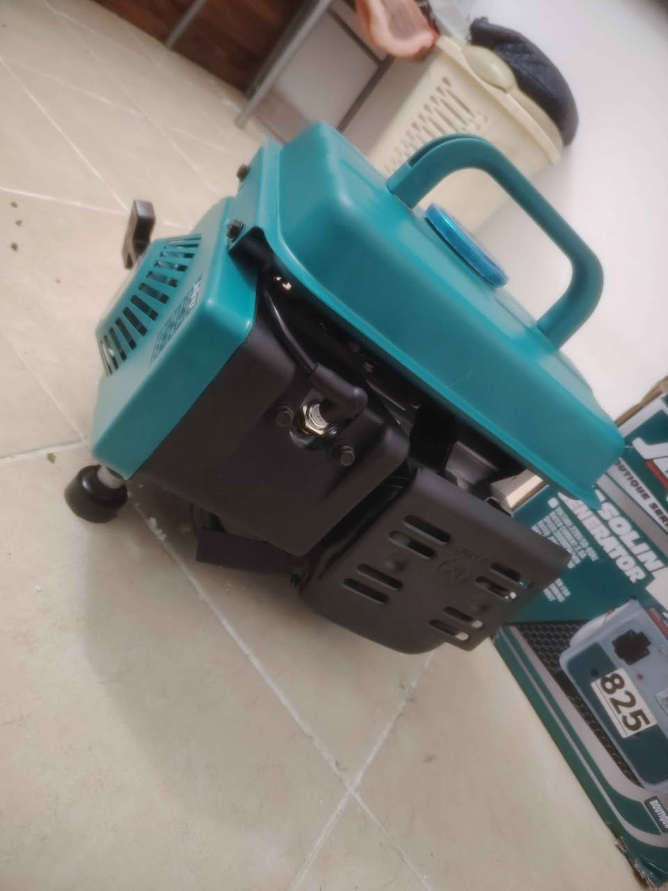 مولدة jctop باله اوربي – جديدة كليًا (غير مستعملة)
للبيع مولدة كهرباء 800 واط بحالة صفر، لم تُستخدم نهائيًا.
المواصفات:
محرك : 80cc
ربل مقاوم للاهتزاز
صالنصه كاتم 
القدرة: 800W
الجهد: 220V
الامبير: ٥ امبير حقيقي
محرك قوي 2.0 حصان
سرعة دوران 3000 RPM
تعمل على البنزين والزيت
مقياس فولت مدمج
حجم صغير وسهلة الحمل
استهلاك وقود اقتصادي
مناسبة لـ: 🏠 البيت
🛒 المحلات الصغيرة
🧳 السفر والرحلات
⚠️ الطوارئ وانقطاع الكهرباء
📦 الحالة: جديدة كليًا – غير مستعملة
📍 المكان: (اربيل)
📞 للاتصال / واتساب: (*********** ) أربيل, العراق
