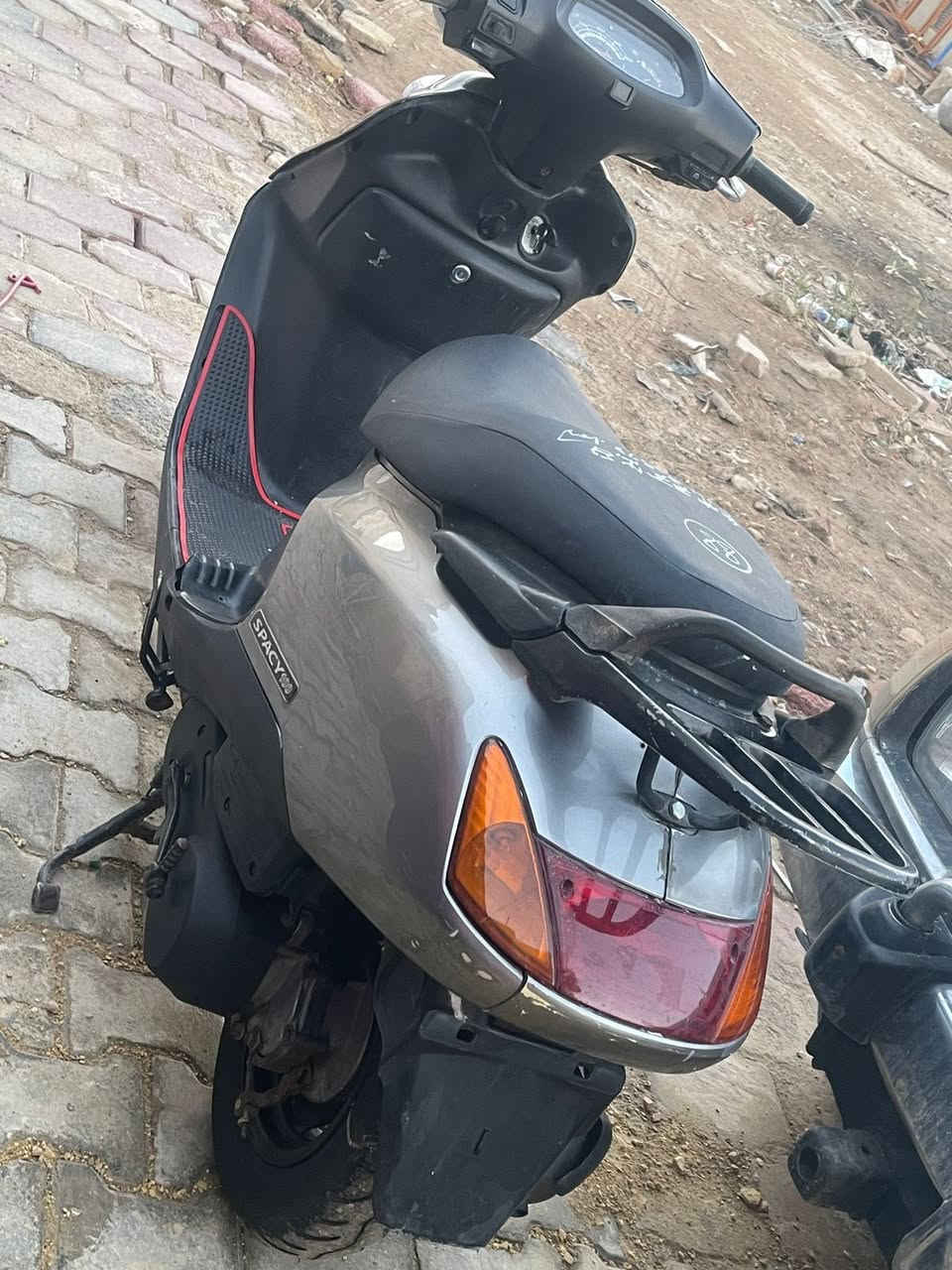 السلام عليكم للبيع سبيسي ياباني مكينه ناعمه 
سبيسي ياباني رايمر فقط مكينه ناعمه لا دخان ولا تنقيص سلف هندر لايت عالي ناصي بك لايت كفرات اصلي مختم  دبلات امامي خلفي جديد كفرات نظيفه 
الاستفسار ….
***********
***********
