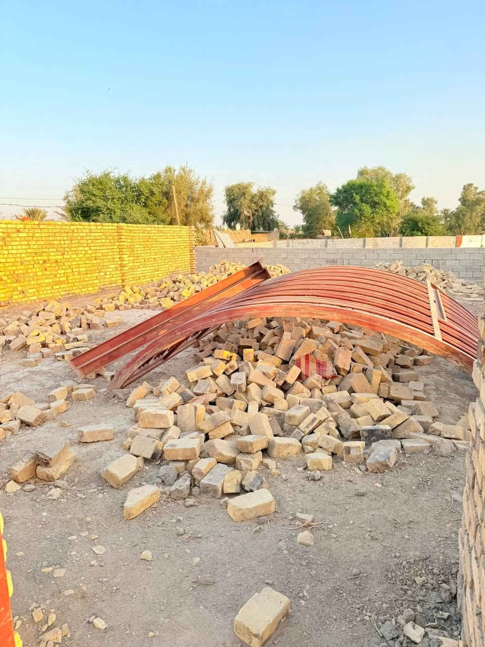 هيكل اساسه كونكريت مبني واجه وصفحه مساحه 225 ركن زراعي  متوفر ماء وكهرباء ومولد بالباب  يتكون من 
غرف عدد2 5متر
صاله 11متر
استقبال 9متر
مطبخ 6متر
مجموعه صحيه 5متر
مدخل 2متر
ممر جانبي عرض متر ونص
ممر خلفي عرض متر  العنوان   يوانيه مركز مدينه خلف البيطره تبعد عن شارع العام مالد دغاره 250 مترالسعر26مليون رقمي للاستفسار ***********
