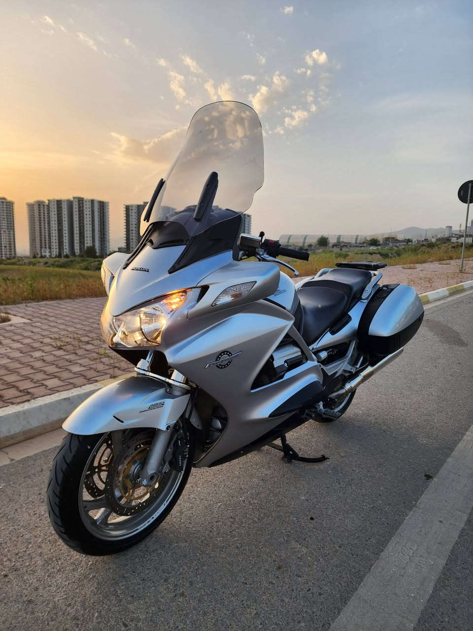 honda ST1300 ABS 2006
موديل 2006، سبورت تورينج (فول مواصفات)
​المحرك: 1300 سي سي (قوة وعزم ممتاز)
​المواصفات:
​نظام كوابح ABS
​جام (نوافذ) كهرباء
​تدفئة مقود (دسك هيتر) بلادي
​شافت (غاردن)
​لايت (إضاءة) كهرباء متحرك
​العدة والجاكيت الأصلي من الشركة (هێلەک و تاقم ئیسپانە)
​دبلات خلفية هيدروليك
​إطارات بلادية يابانية نوع (بريدجستون)
​ملاحظة: الدراجة سياحية ورياضية في نفس الوقت، وتمتلك قوة وعزم فوق الممتاز.
​حالة الدراجة: مسرفسة بالكامل وجاهزة (تم تبديل دهن المحرك، دهن الإكسل، دهن البريك، الأنتيفريز "ماء الراديتر"، وفحمات البريك)، كل المواد المستخدمة أصلية والدراجة بدون أي مصاريف.
​الوضعية القانونية: بدون رقم (منفيس).
​الموقع: السليمانية.
​السعر: 43 ورقة (4300 دولار)
رقم تلفون/***********
