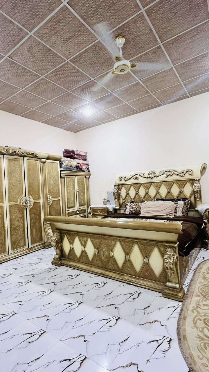 للبيع غرفه كويتيه 
بيها زلوق بسيطه ب منظر 
غرفه نضيفه وحلوه 
السعر ٧٠٠ وبيها مجال 
***********
