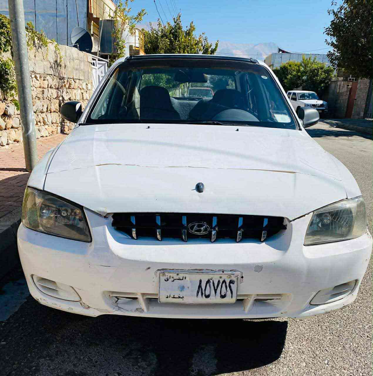 هۆندای ئەکسێنت ( شورتەیی). 
ئاڕمی پلاستیکی سلێمانی. 
مۆدێل 2001  
تەبرید لەسەر سویچ ، 
گێڕ عادی ، گێڕ و مەکینەی بێ عەیبە . مەسڕەفی تیا نییە.  سەیارەکە ماڵی دۆستە. 
نرخی خوار بازاڕ 35 وەرەقە و مەجالێکی برایانەی تێدایە . 
*********** حلبجة, السليمانية
